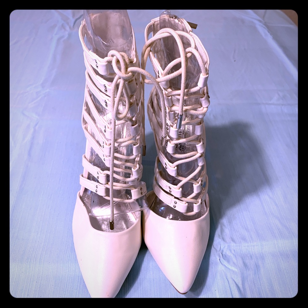 Long strips pointy high heels